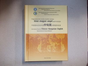 A hagyományos kínai orvoslás nemzetközi szabványú kínai-magyar-angol alapterminológiája használt könyv kép #01